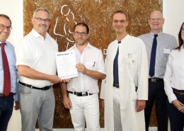 Freuen sich über die erneute Zertifizierung (v.l.n.r.): Hans-Willi Jäger (Qualitätsmanagement), Bürgermeister Wolfgang Dieder, Oberarzt Dr. Thomas Büllesbach, Oberarzt Dr. Carsten Triller, Geschäftsführer Heinz-Gerd Schröders, Simone Schieren (Qualitätsmanagement)